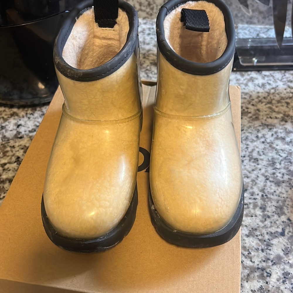 12 kids ugg